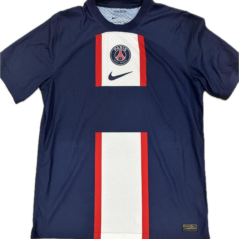Nike Men's Navy and Blue T-shirt